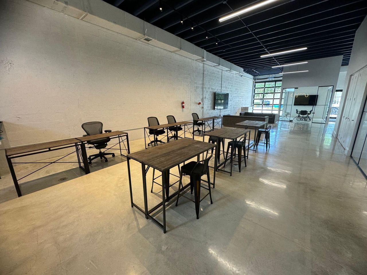 Rest der Welt  Coworking spaces Industrial, Modern & Comfy Co-Working Space image 2