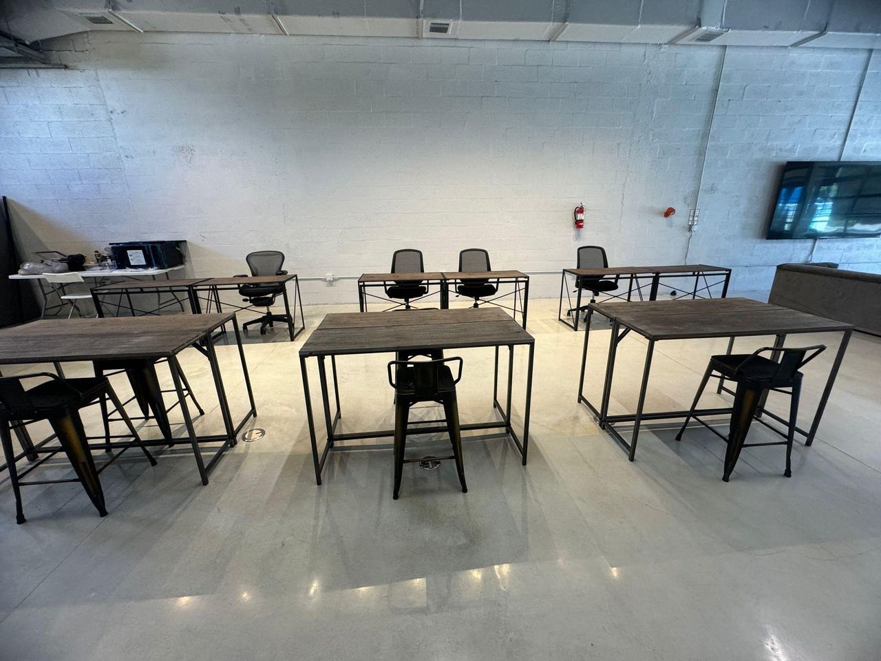 Rest der Welt  Coworking spaces Industrial, Modern & Comfy Co-Working Space image 3