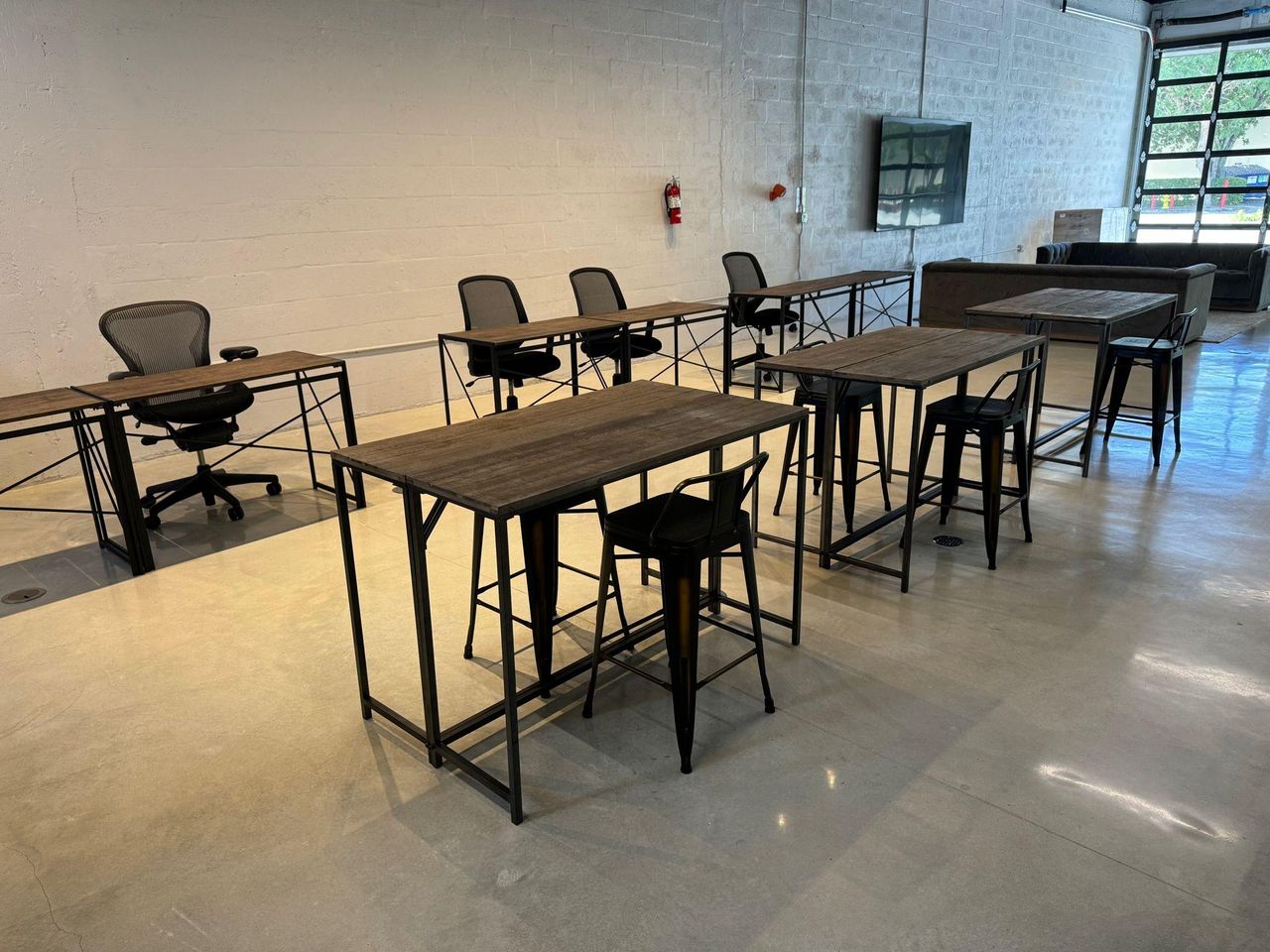 Rest der Welt  Coworking spaces Industrial, Modern & Comfy Co-Working Space image 1