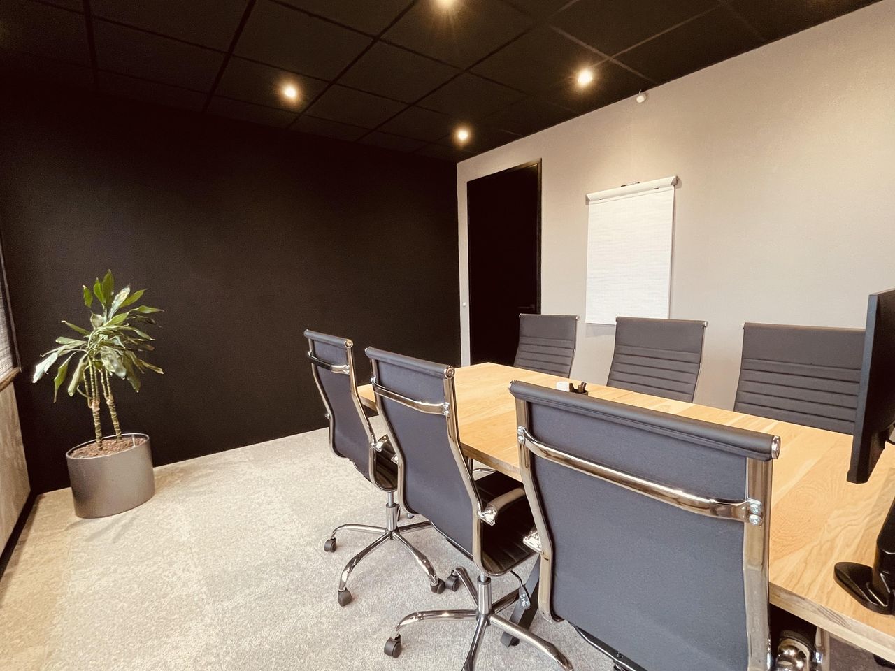 Almere  Bedrijvencentrum Vergaderruimte 6 personen image 2