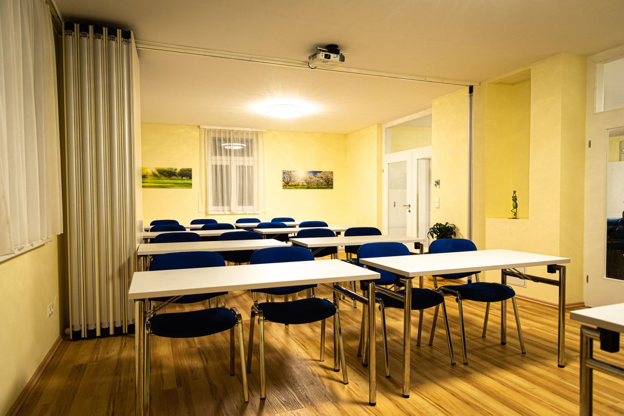 Vienna Kreatives Meeting Meeting room Blumenwiese mit großer Lounge und großer Terrasse image 5