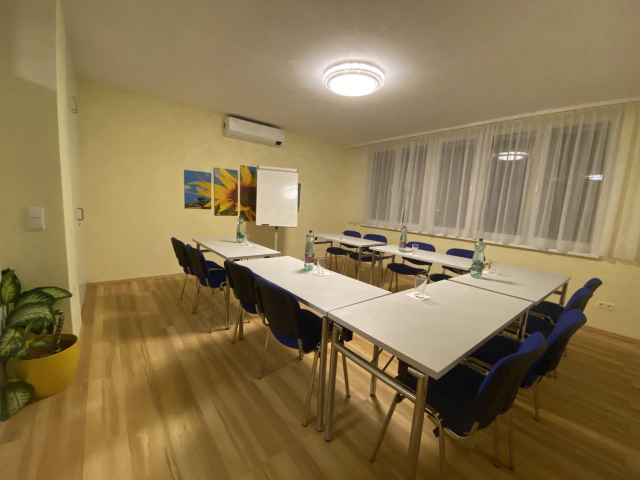 Vienna Kreatives Meeting Meeting room Blumenwiese mit großer Lounge und großer Terrasse image 8