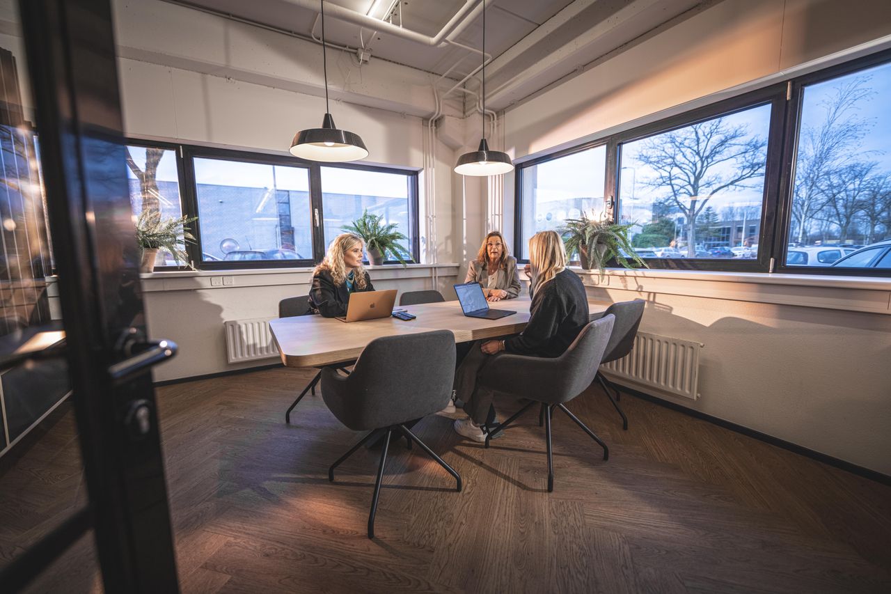 Capelle aan den IJssel  Tijdelijke kantoorruimte en werkruimtes Meeting Room Dulce - gratis koffie en thee image 1