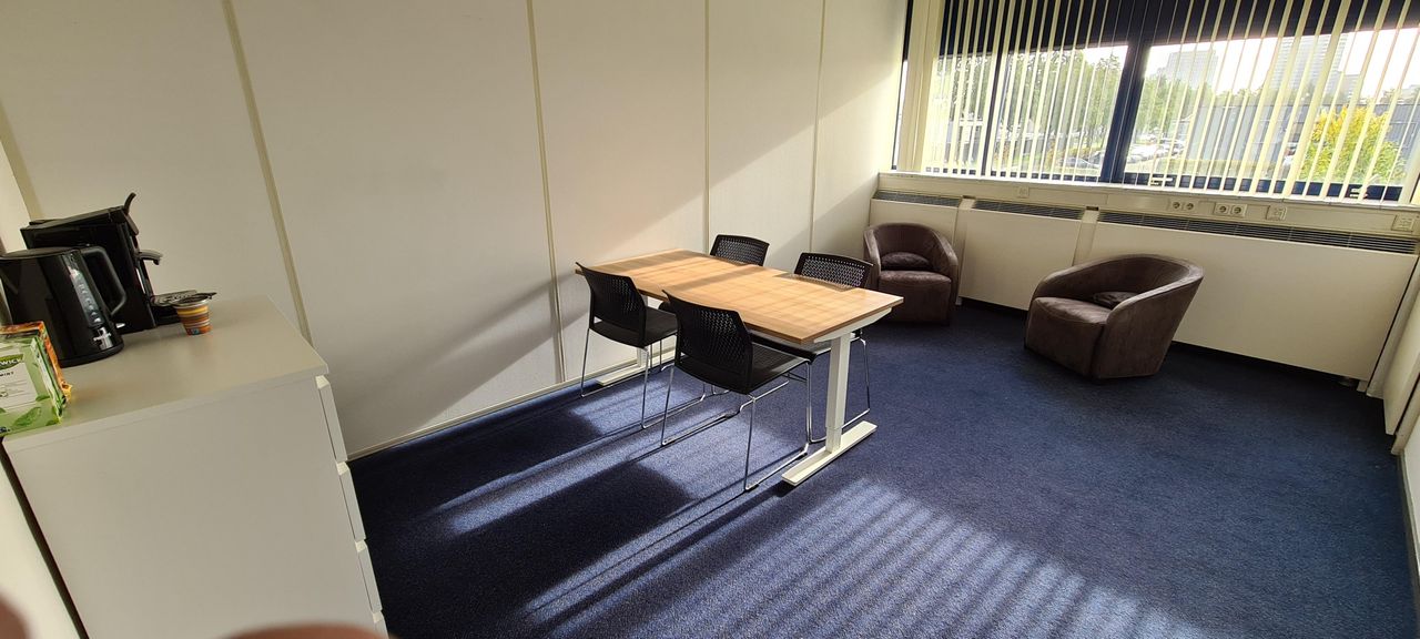 Almere Klantafspraak Vergaderruimtes en vergaderlocaties Gele behandelkamer image 1