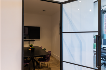 Rotterdam  Office desk Meetingroom image 2