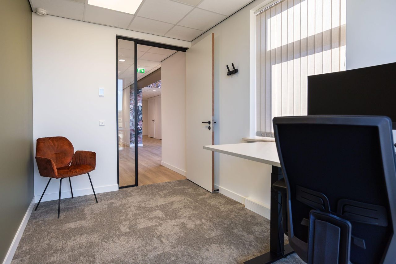 Rest of the World  Office desk 1. Gerrit Karsten - kamer image 1