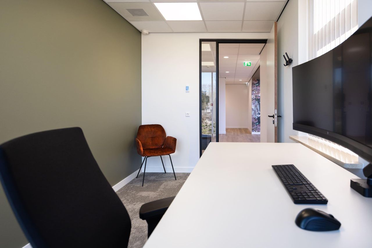 Rest of the World  Office desk 1. Gerrit Karsten - kamer image 2