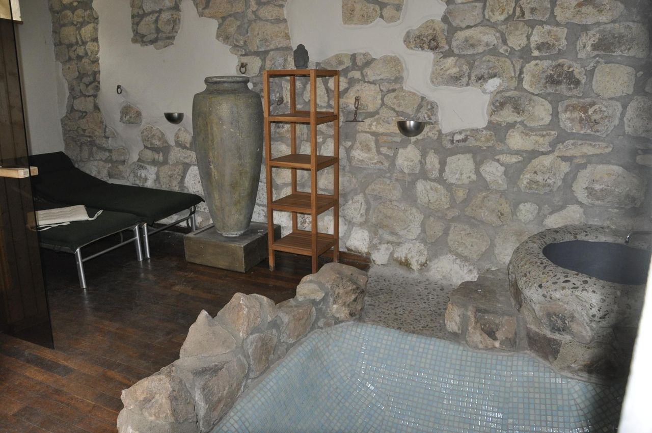 Frankfurt am Main  Außergewöhnliche Locations Mediterrane Hofreite, Meetingräume, Kaminzimmer, Gewölbekeller, Garten image 1