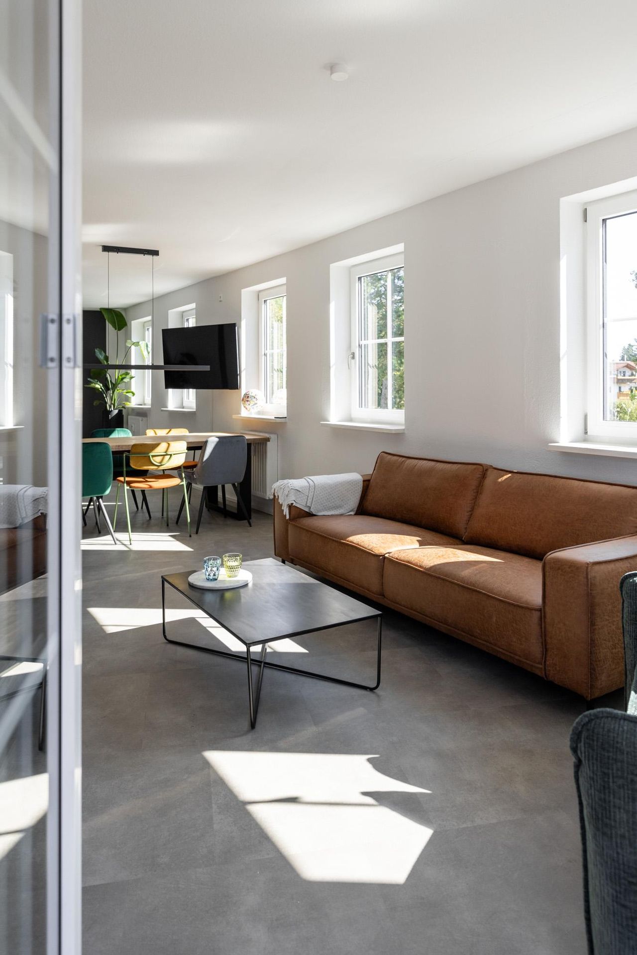 Rest of the World  Photostudio Erweiterung im OG mit Meeting und Lounge Area und großer Dachterrasse image 9