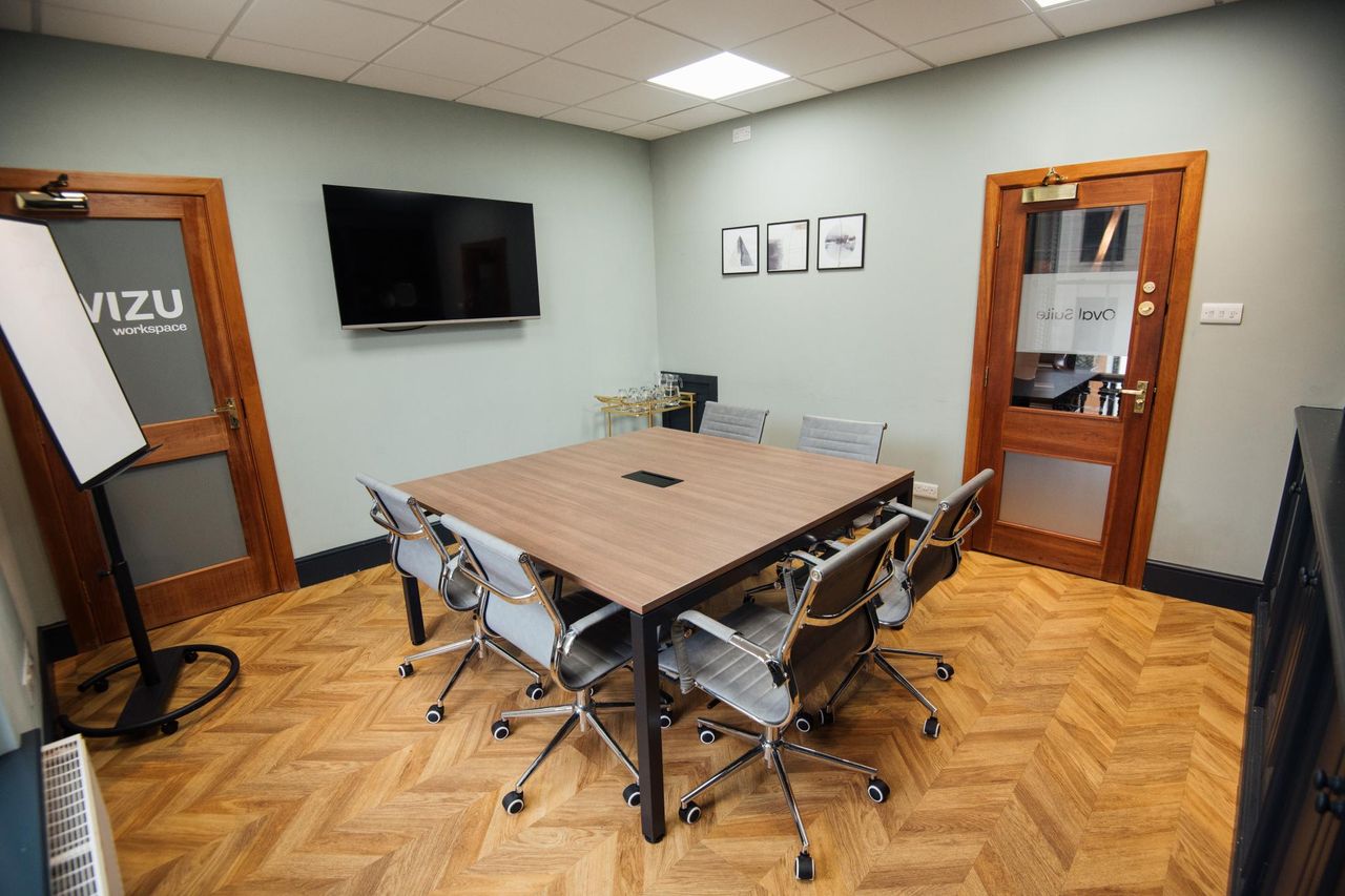 Rest of the World Mobile Working Meeting room Oval Suite image 2