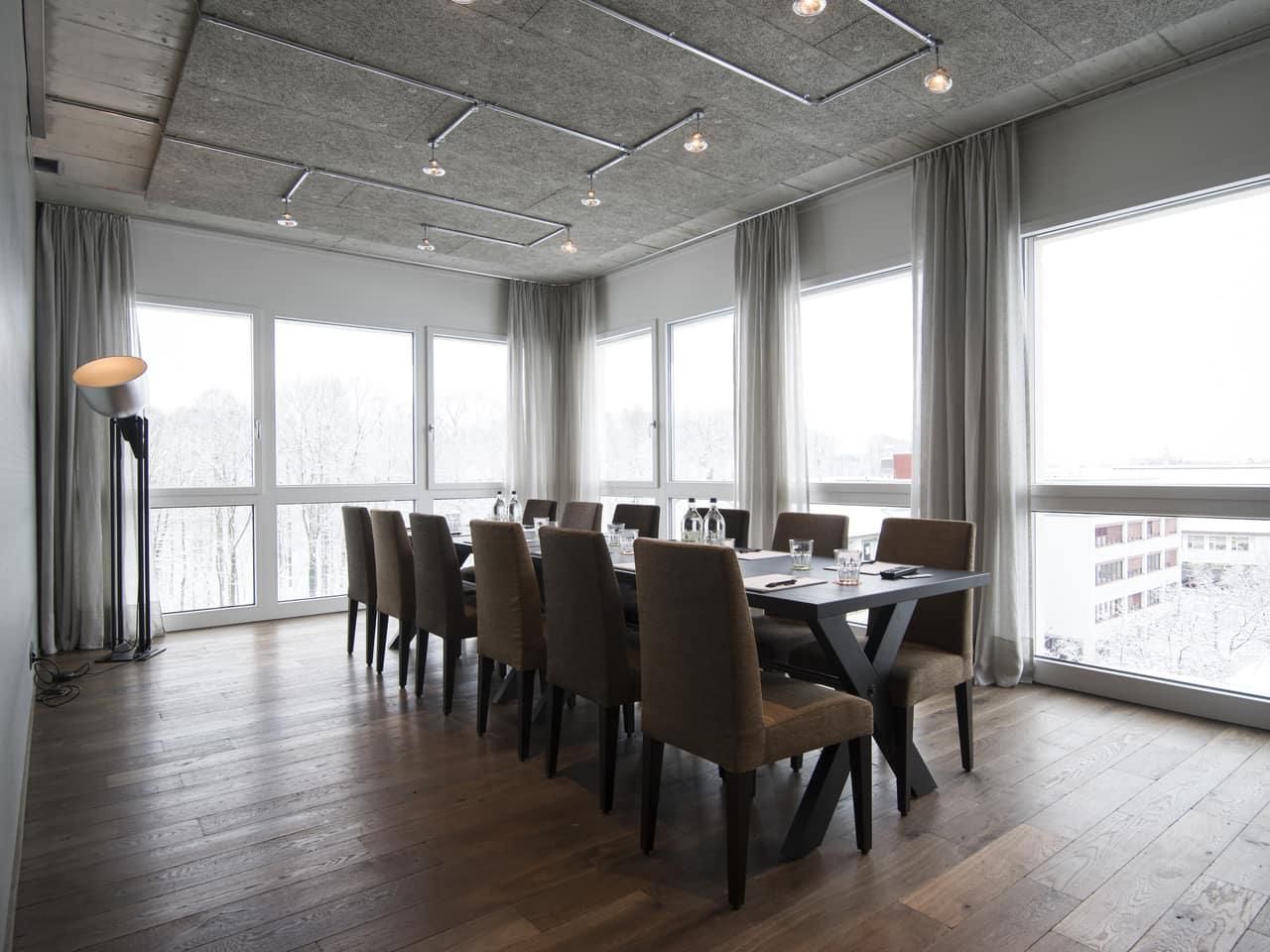 Rest of the World Kundengespräch  Rennbahn image 1