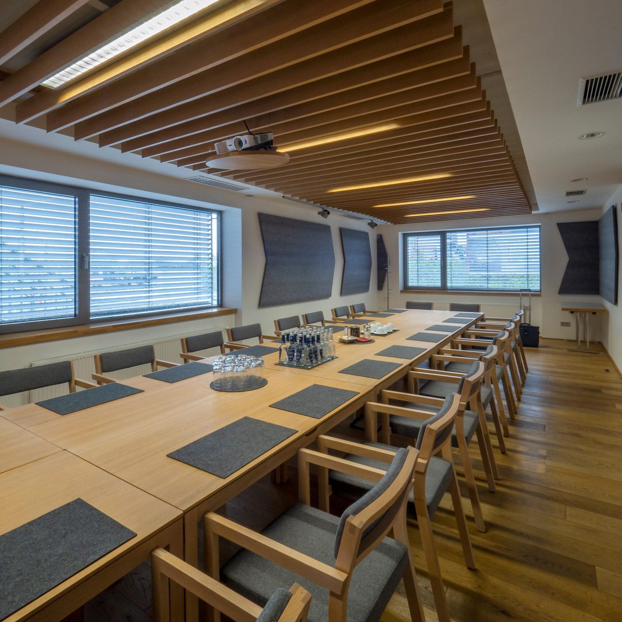 Rest der Welt Offsite Meeting Tagungsräume Eichenzimmer image 1