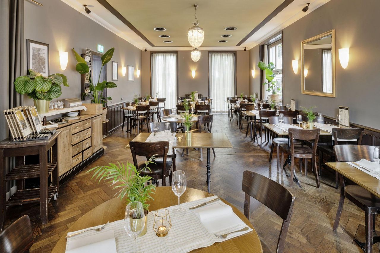 Rest der Welt Kundengespräch  Attika image 4