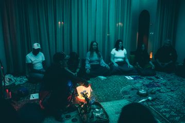 Lissabon  Studio Crystal-Infused Immersive Studio: High-Tech Sanctuary image 0