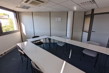 Lyon  Office desk Salle 8 personnes image 0