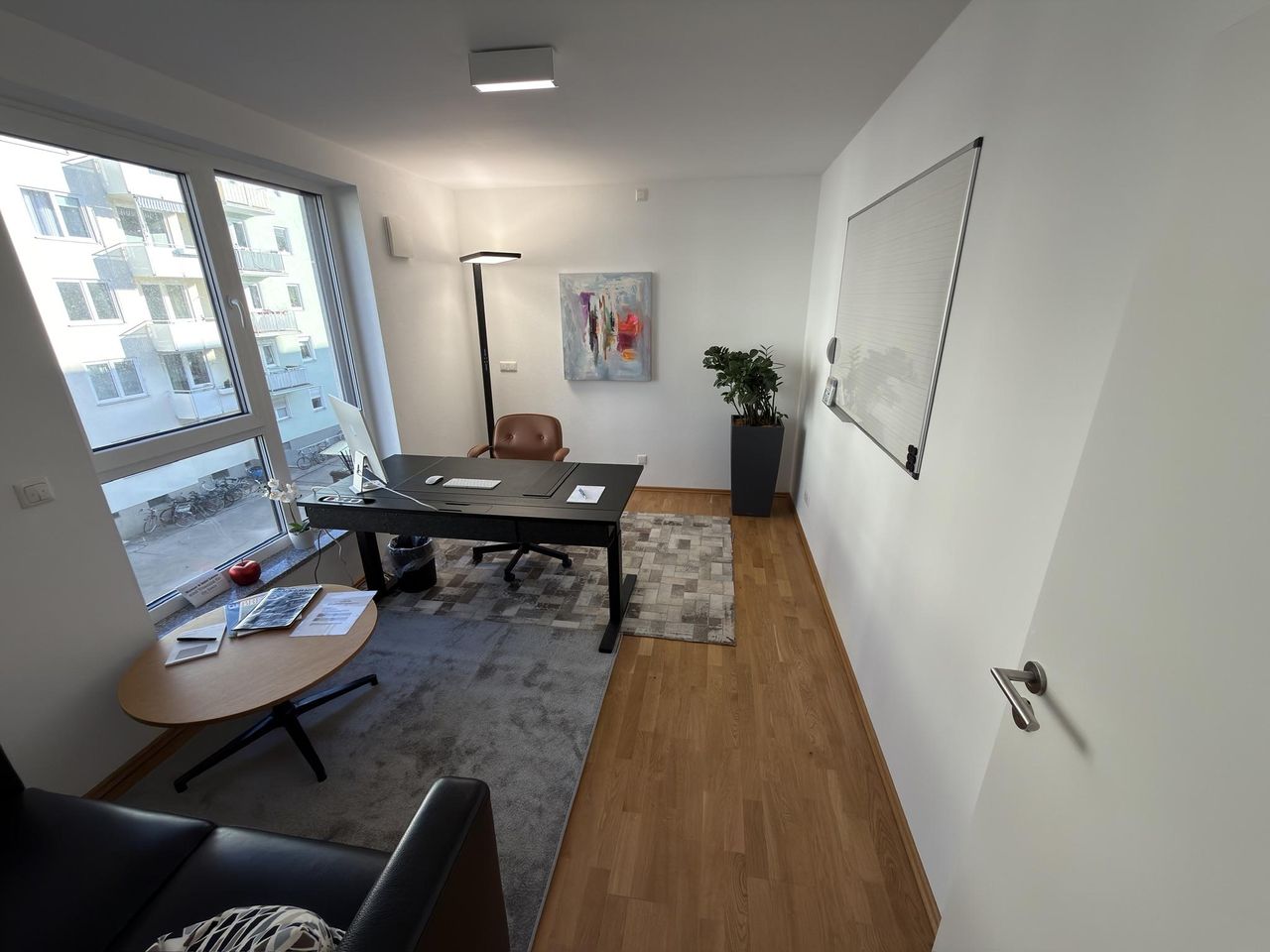 München  Werkplek Arbeitsplatz mit Klimaanlage image 1