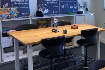 Lübeck  Office desk Raum Lab image 2