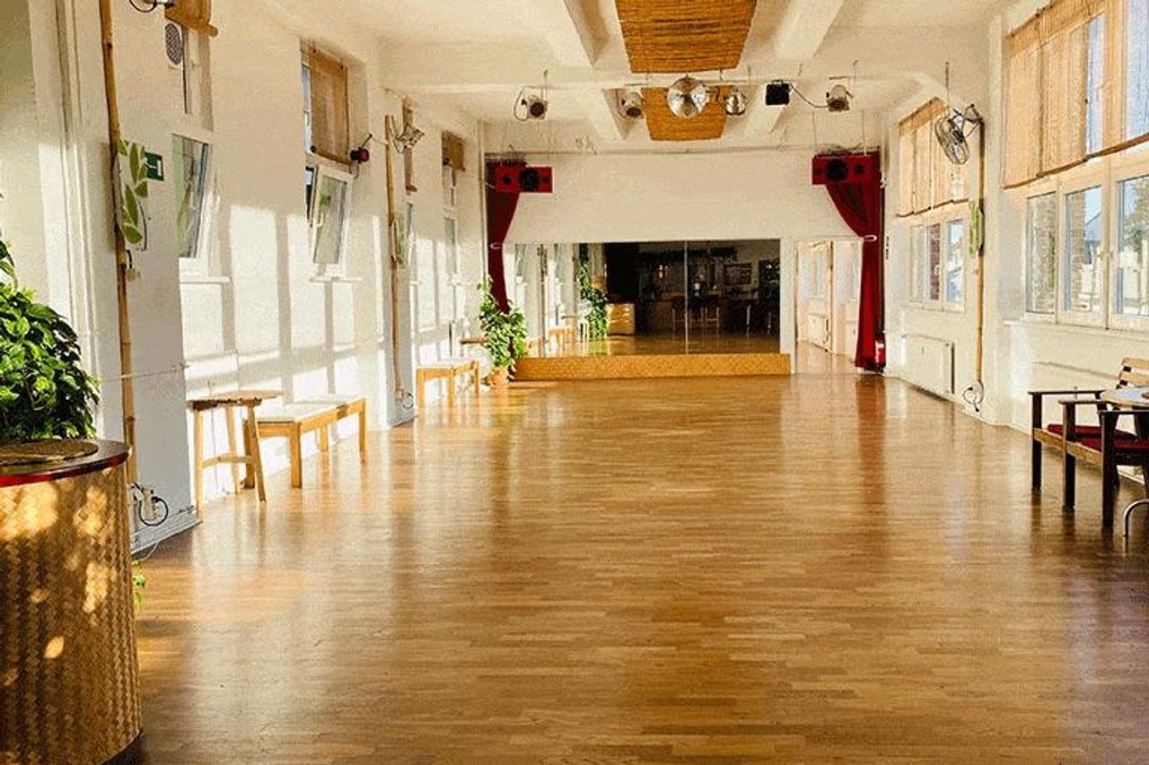 Berlin  Workshop space Studio-Mehringdamm – Studio 1 (100 m²): Lichtdurchflutetes Loft image 6