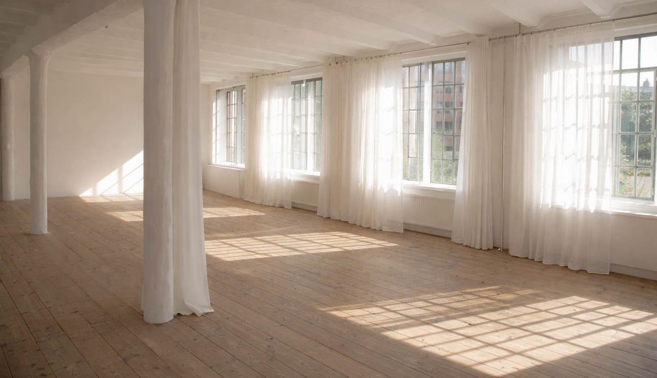 Hamburg Creative Meeting Fotostudio Sunlit Daylight Industrial Loft Studio with Large Windows image 0