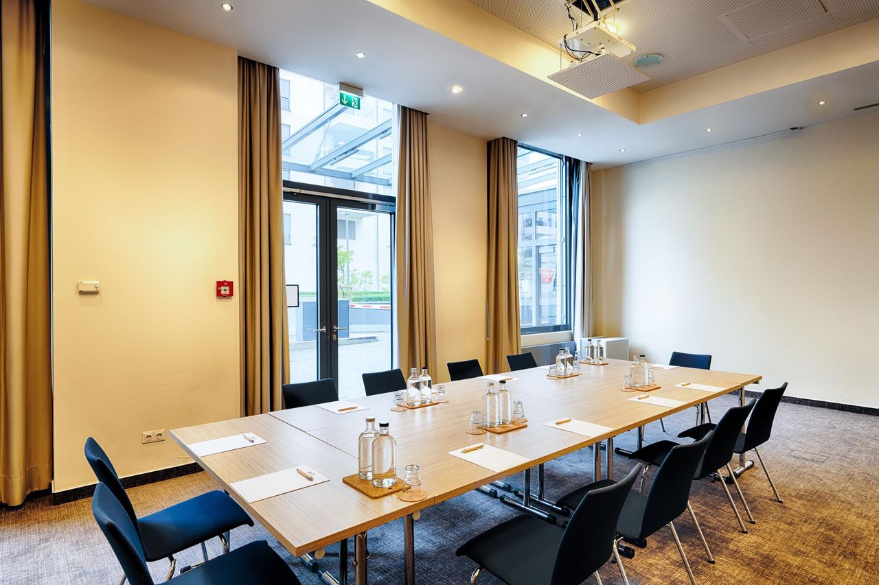 Frankfurt am Main  Tagungshotels Eurotower image 1