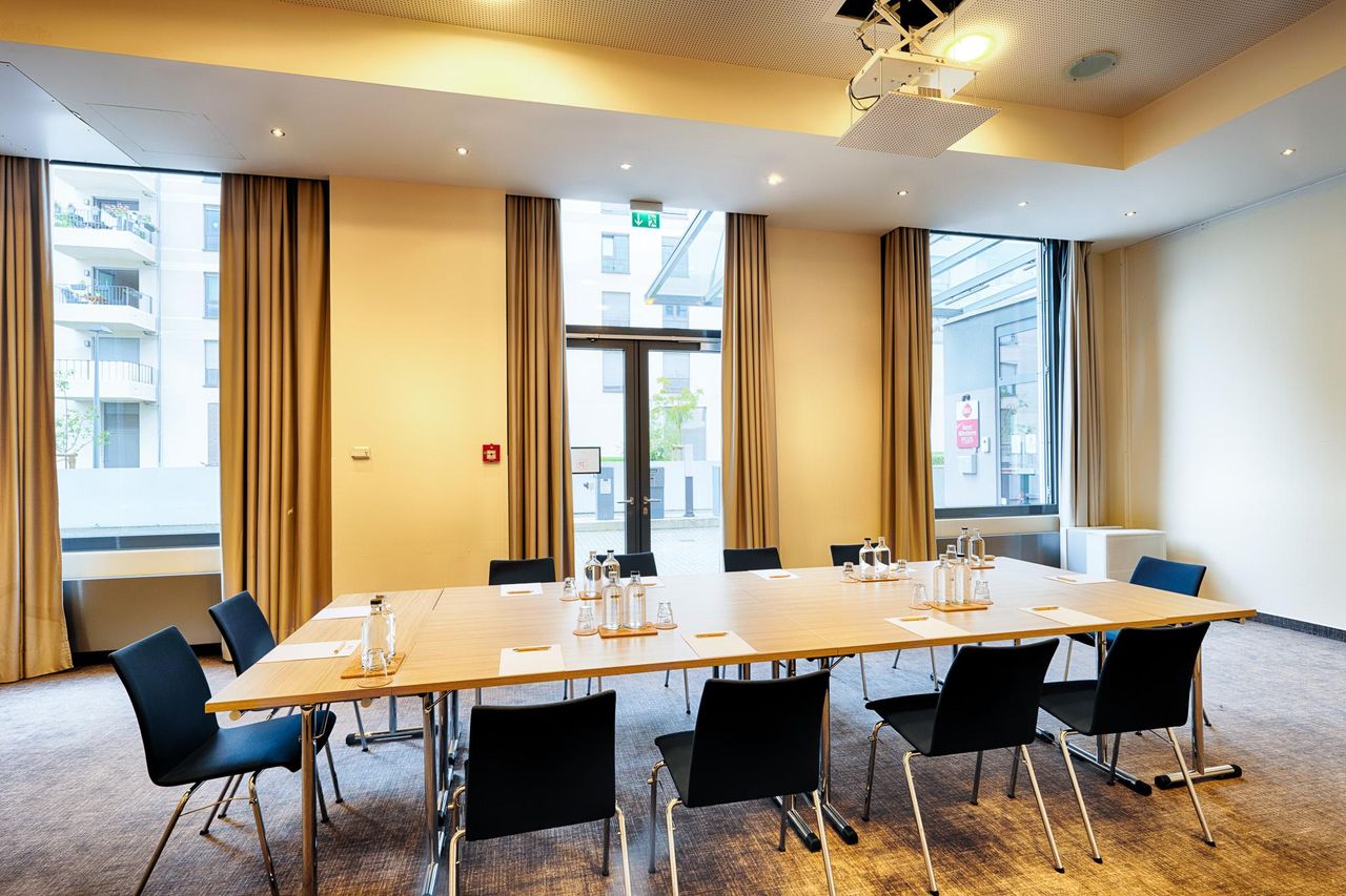 Frankfurt am Main  Tagungshotels Eurotower image 1