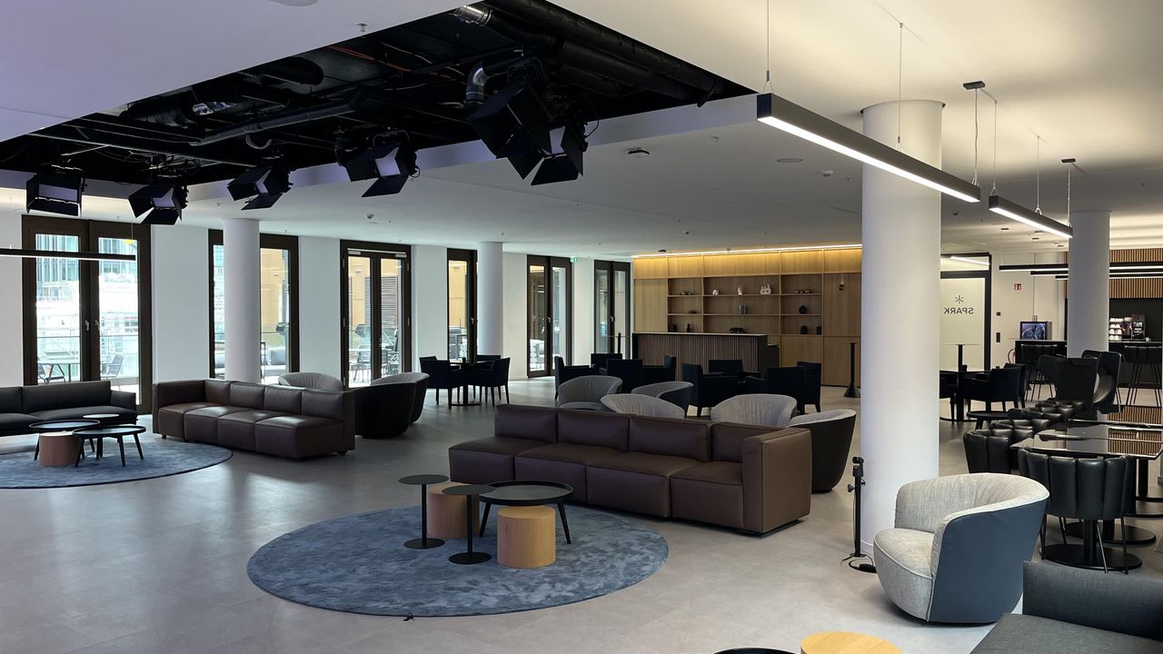 Frankfurt   Skyline Lounge image 1