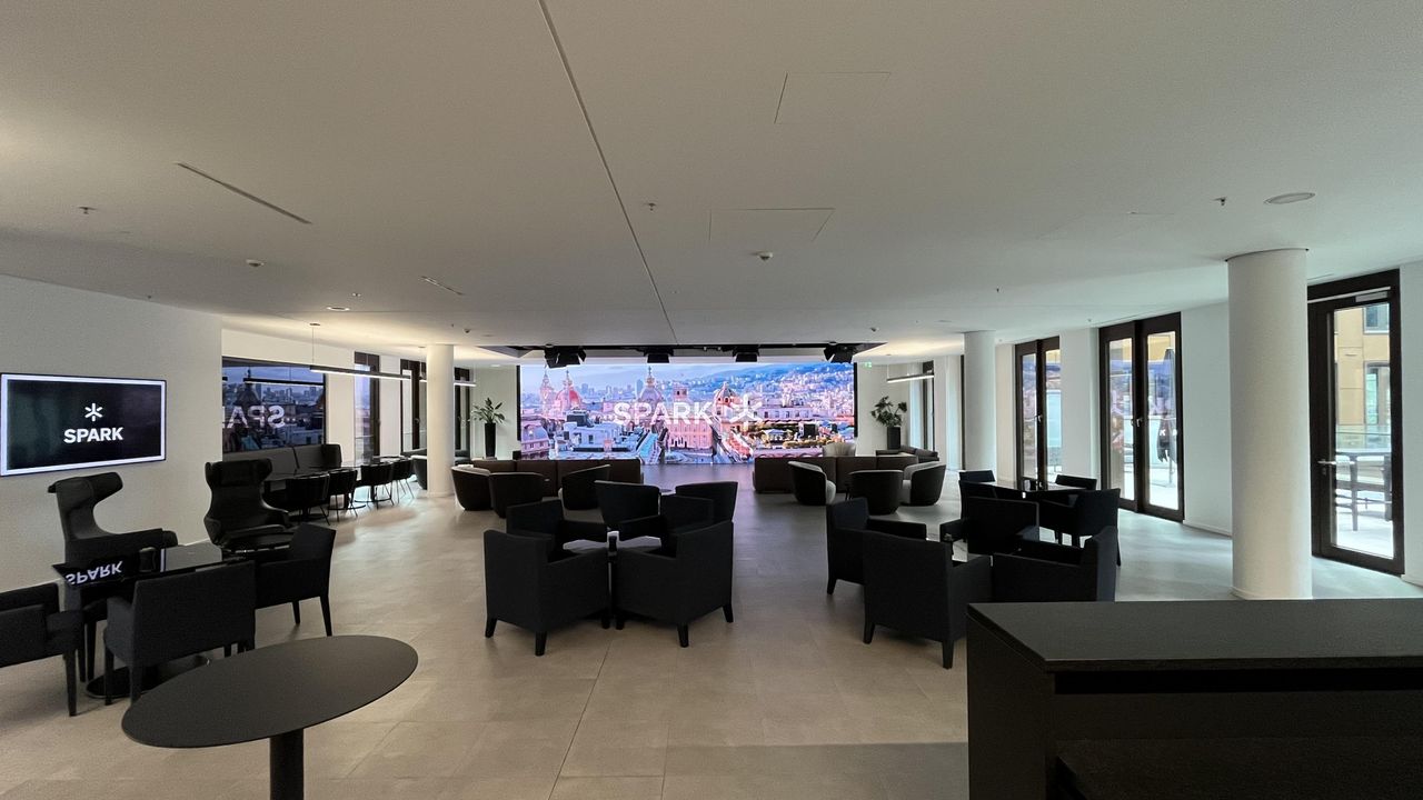 Frankfurt   Skyline Lounge image 2