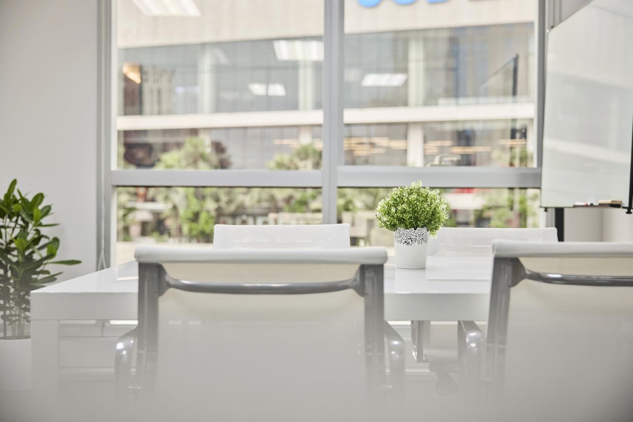 Bangkok Client Meeting Vergaderzalen Small Meeting Room for up to 4 persons image 3