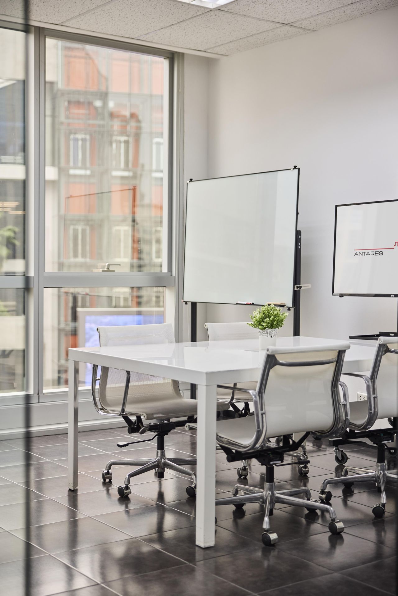 Bangkok Client Meeting Vergaderzalen Small Meeting Room for up to 4 persons image 5