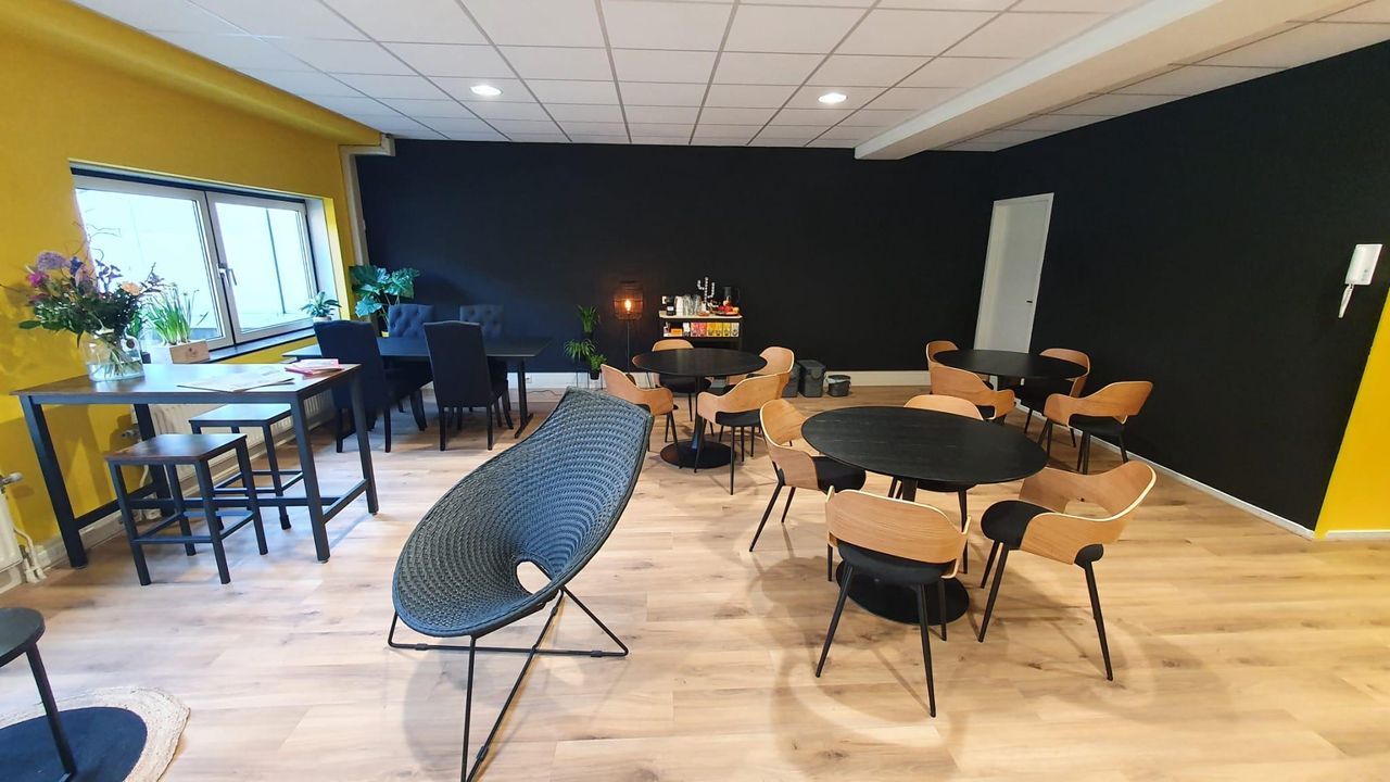 Almere Client Meeting Vergaderzalen Lounge image 2