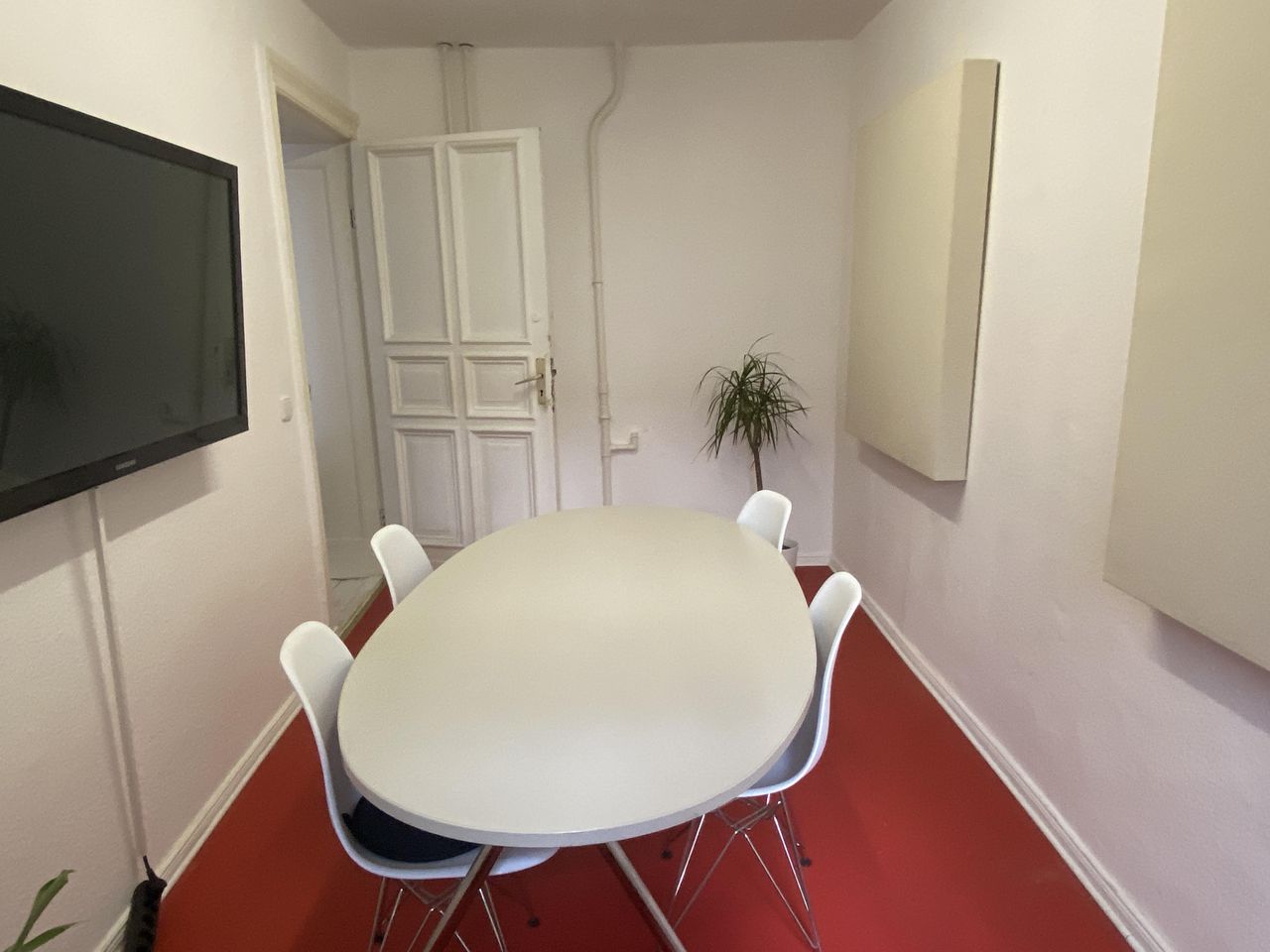 Berlin  Office desk Lucy-Lameck Strasse image 3