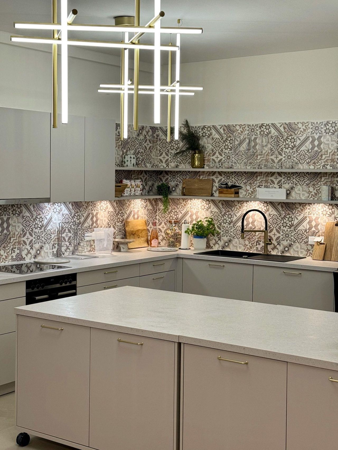 Stuttgart  Keuken studio Modern-Mediterrane Küche trifft auf zeitlose Eleganz image 7