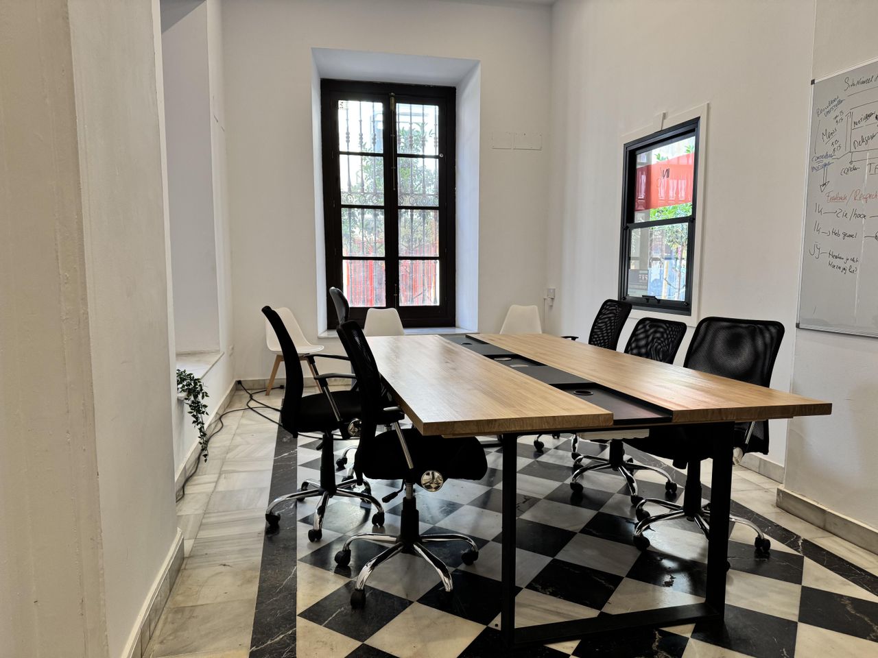 Málaga  Coworking spaces Entrance Meeting Room image 4