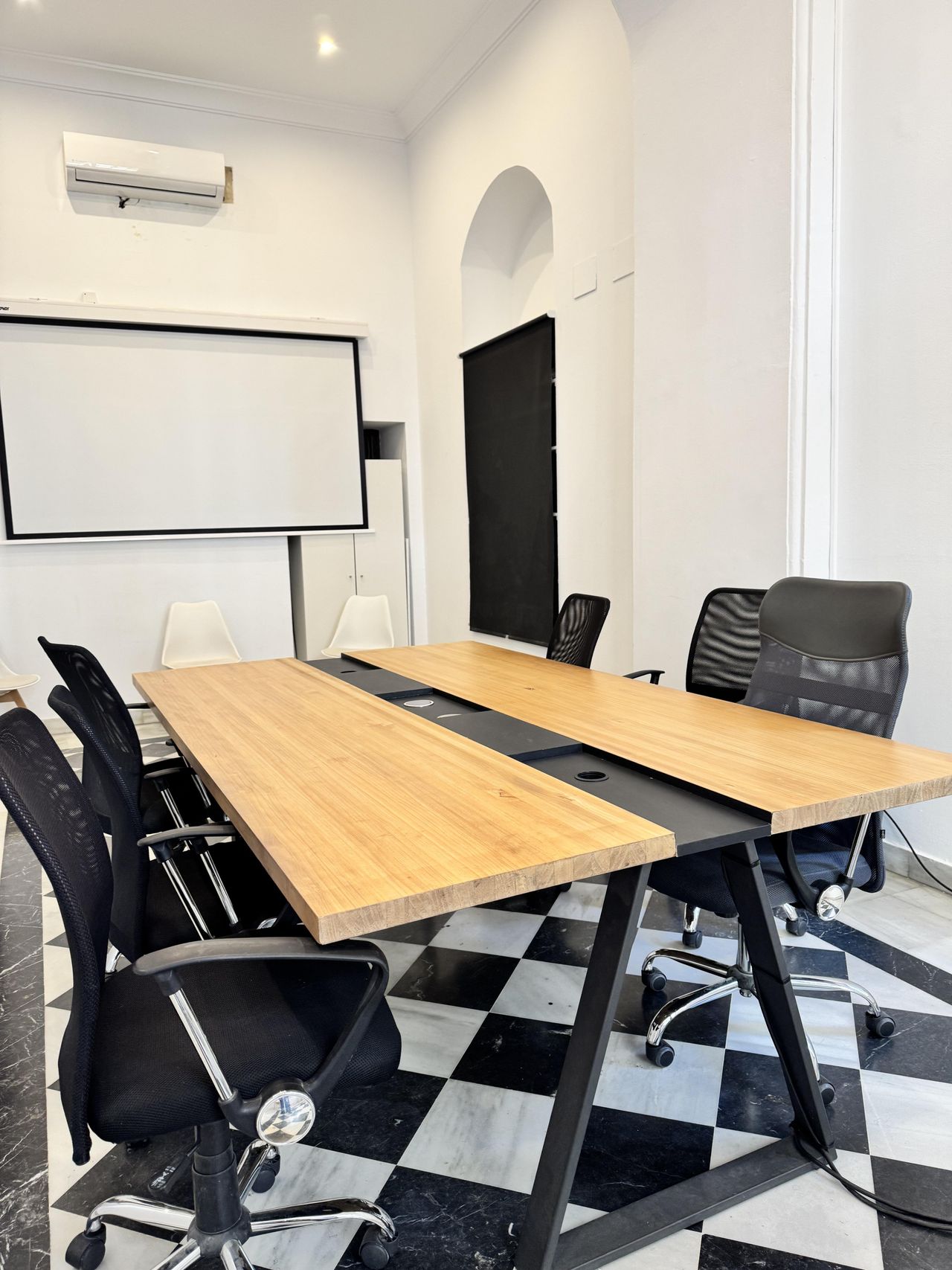 Málaga  Coworking spaces Entrance Meeting Room image 5