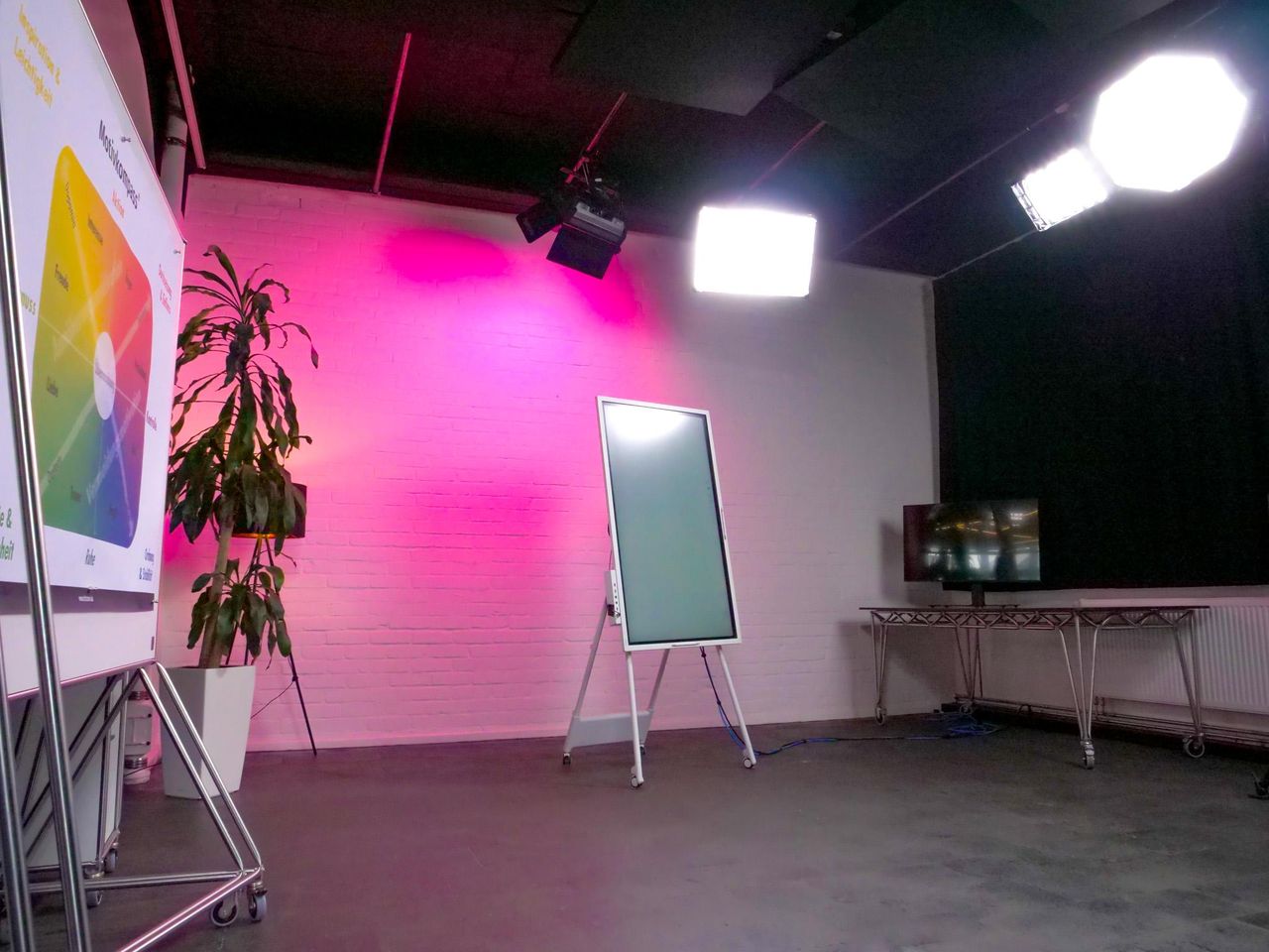 Berlin Kreatives Meeting Film studio Live-Streaming-TV Studio image 3