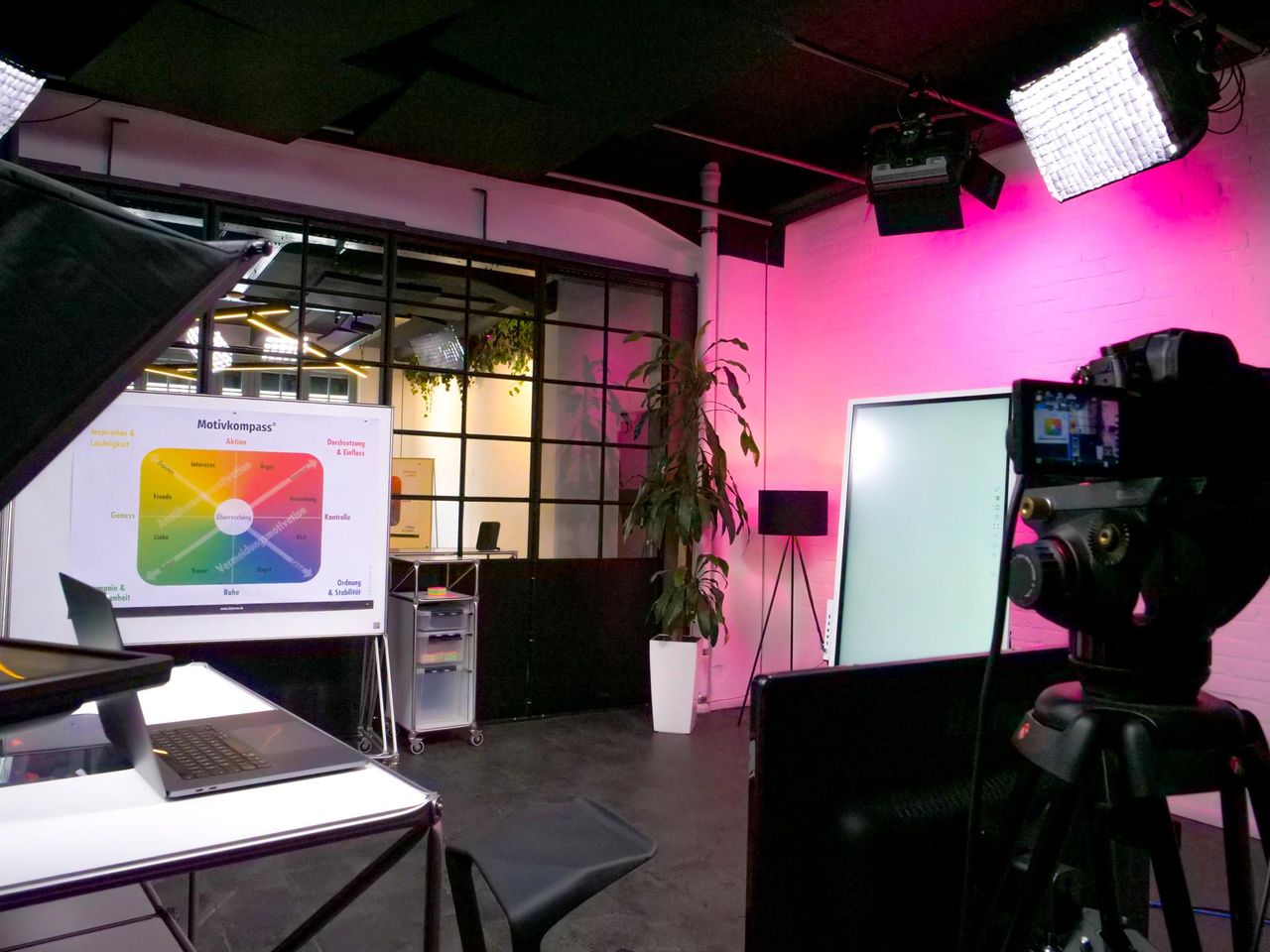 Berlin Kreatives Meeting Film studio Live-Streaming-TV Studio image 4