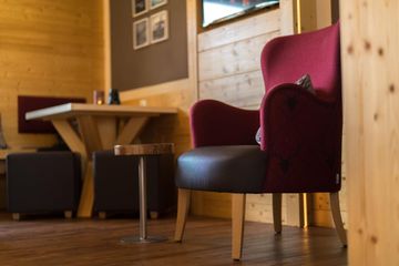 Rest of the World Boardroom Stüberl image 2