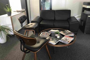 Rest of the World Kundengespräch  Salle avec Flipchart image 1