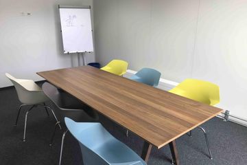 Rest of the World Kundengespräch  Salle avec Flipchart image 0