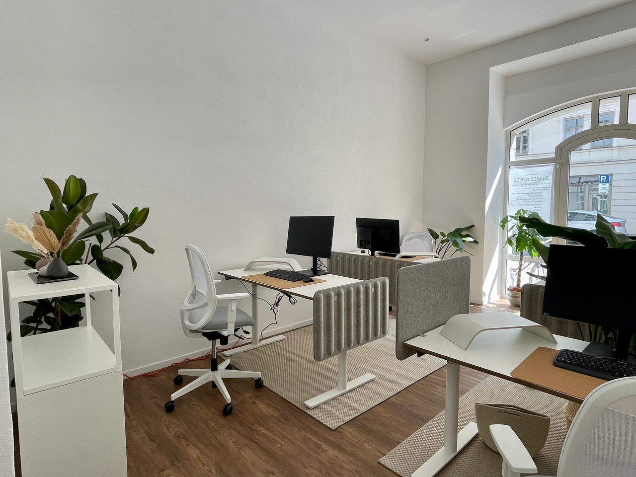 München  Arbeitsplatz Vollausgestatteter, klimatisierter Schreibtisch im Heimatoffice 26 (5) image 2