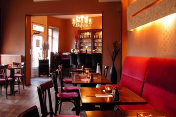 Hamburg Restaurant vorderer Gastraum mit Tresen image 4