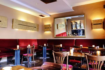 Hamburg Restaurant vorderer Gastraum mit Tresen image 1