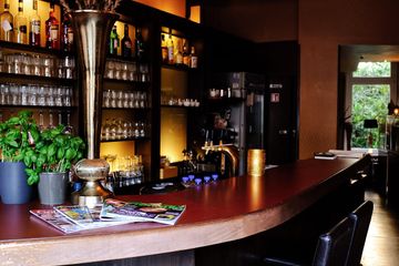 Hamburg Restaurant vorderer Gastraum mit Tresen image 5