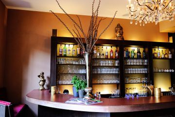 Hamburg Restaurant vorderer Gastraum mit Tresen image 3