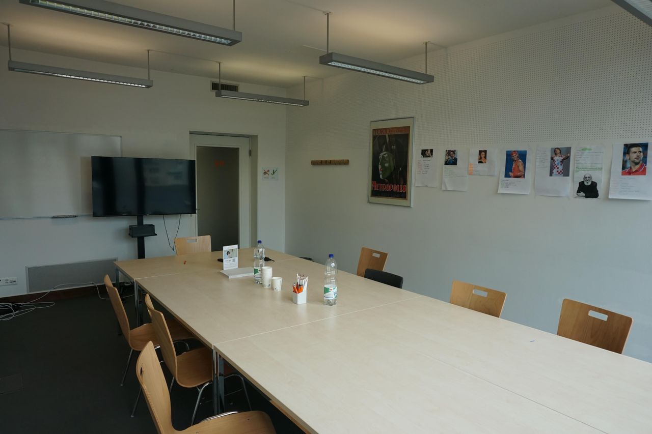 Lucerne  Meeting room Mittleres Zimmer HE image 4