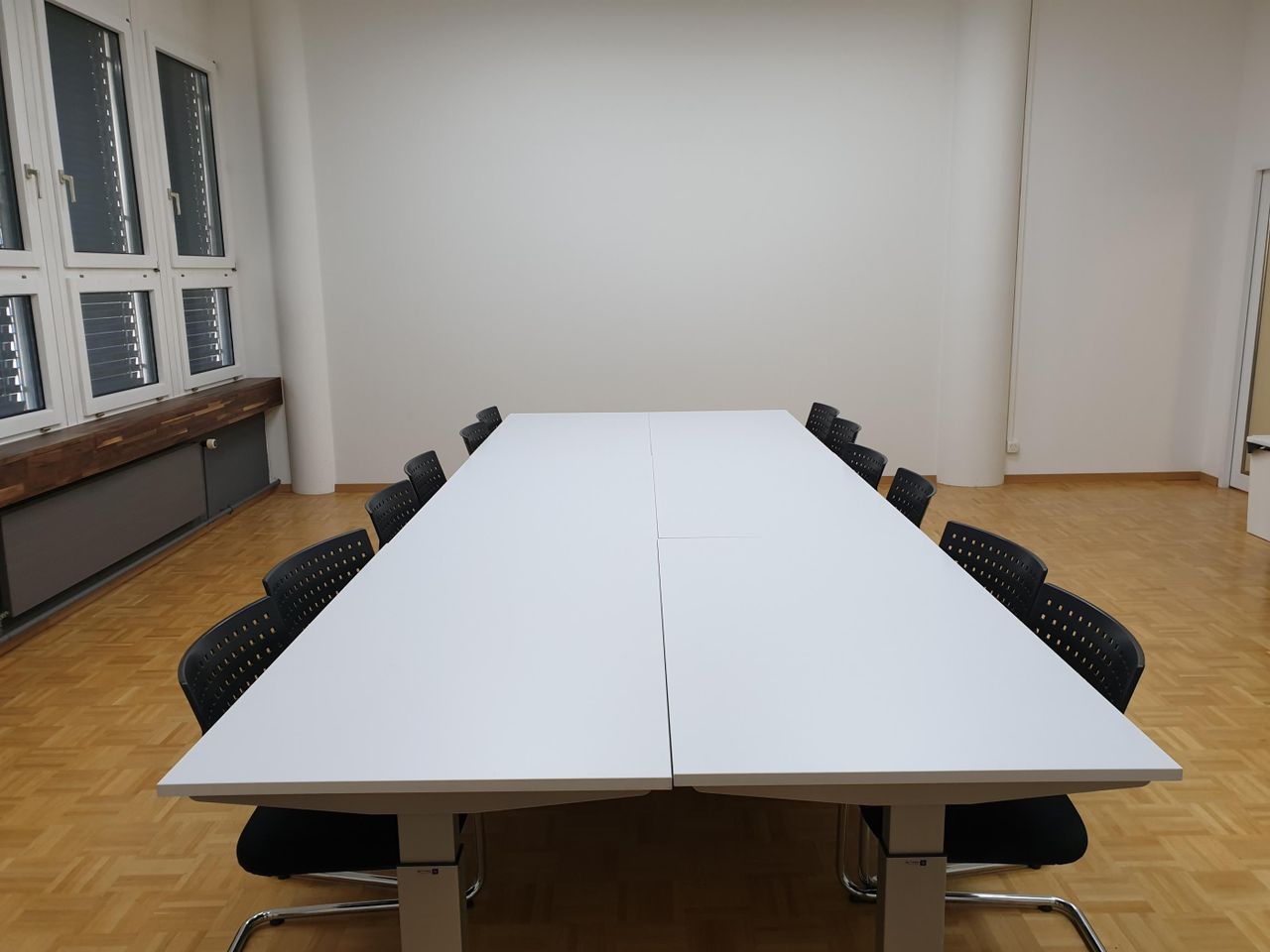 Rest of the World Kundengespräch  Sitzungszimmer image 3