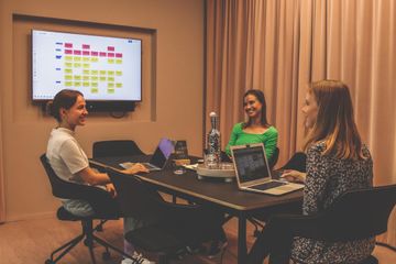 Zürich Kundengespräch Grotto image 3