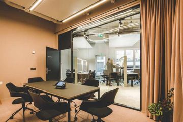 Zürich Kundengespräch  Grotto image 1