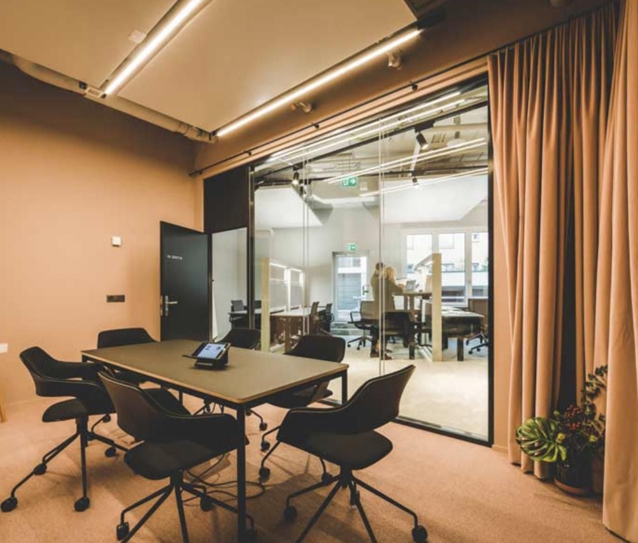 Zürich Kundengespräch  Grotto image 1