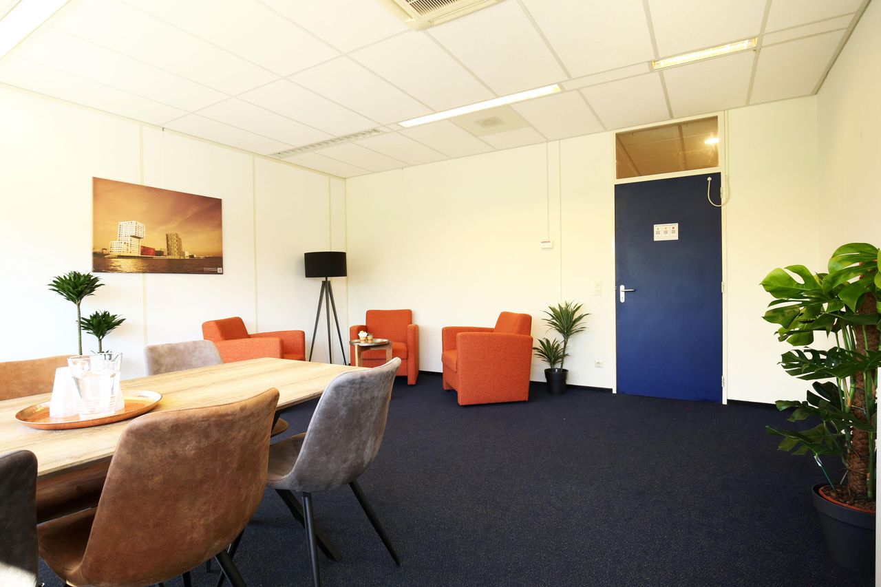 Almere Klantafspraak Vergaderruimtes en vergaderlocaties Oranje behandelkamer image 1